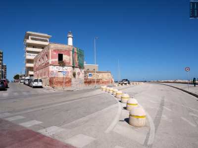 ...fermandoci l� dove, quasi all�incrocio con via Tripoli, notiamo una struttura rossa e fatiscente